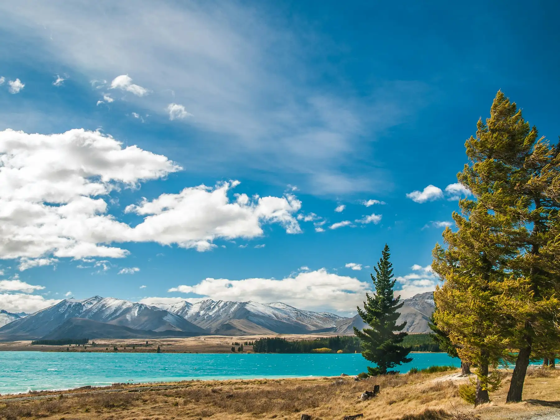 Turquoise lake and mountains in New Zealand
