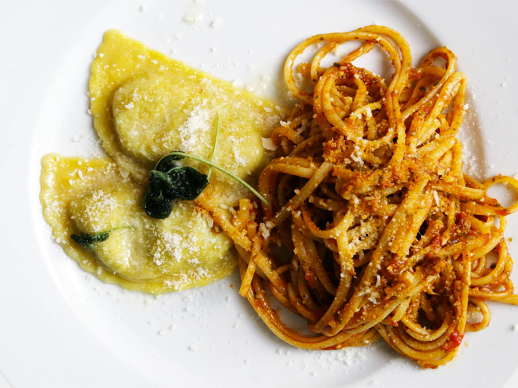Spaghetti and filled pasta served together