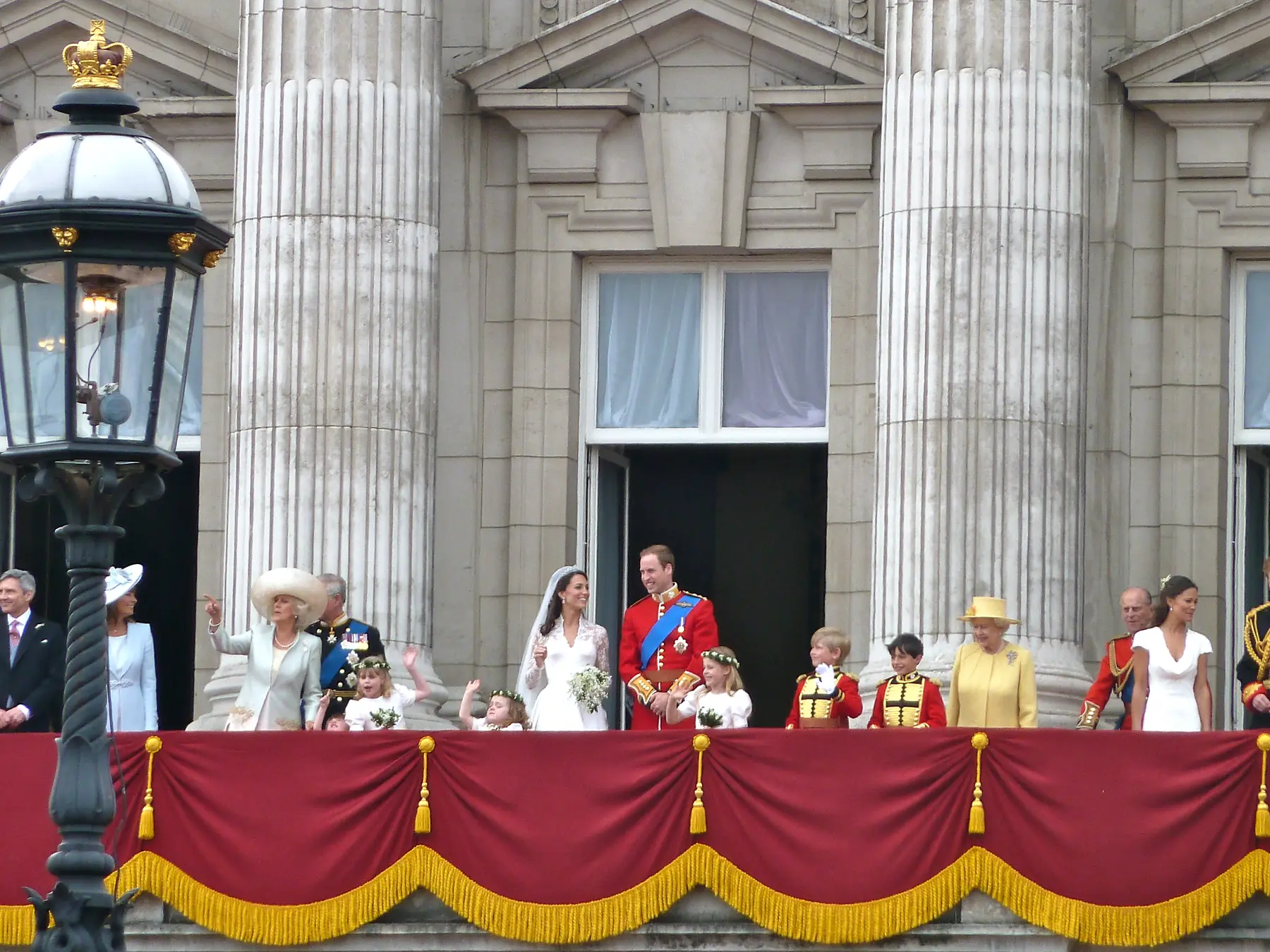 Queen Elizabeth II and members of the royal family on the Buckingham Palace balcony